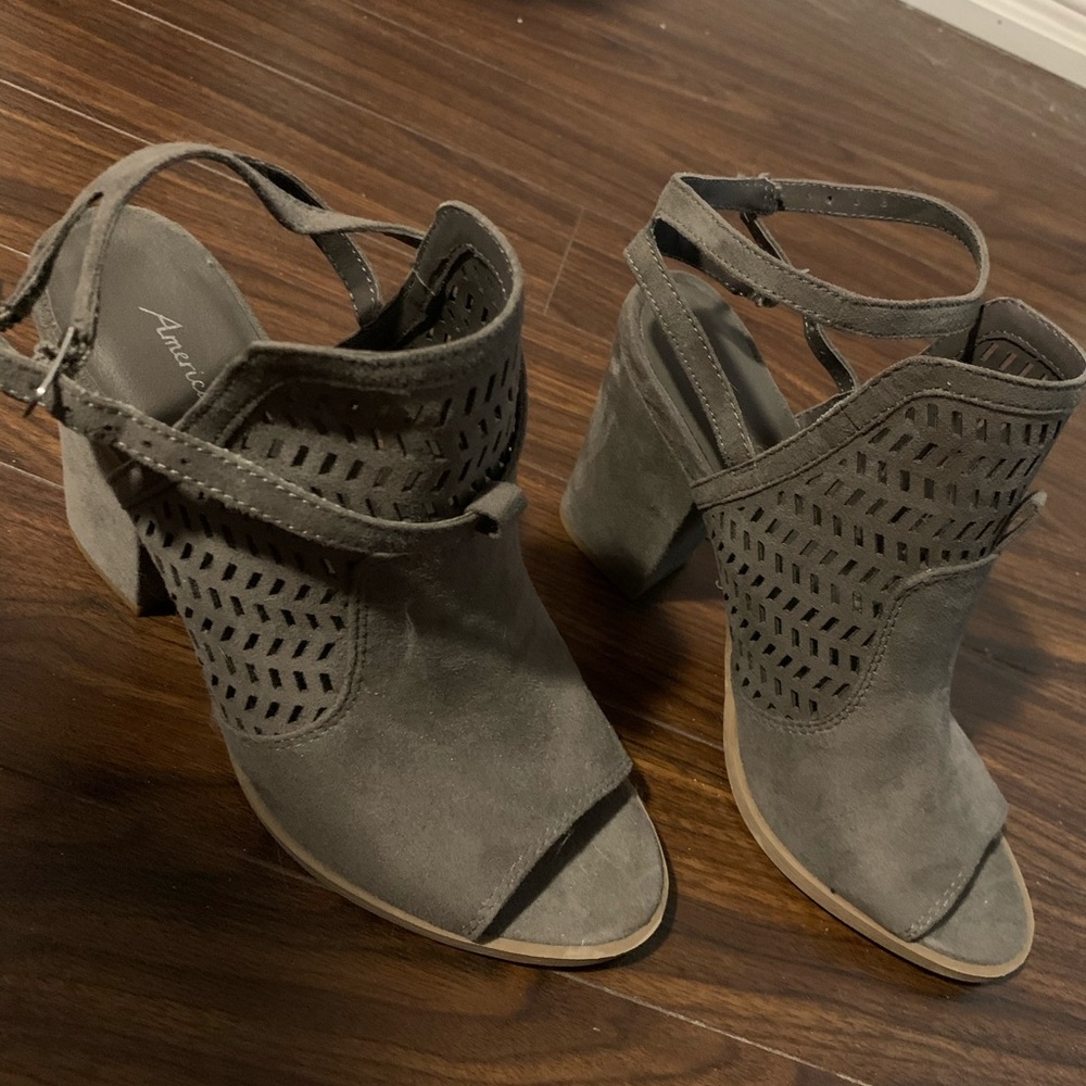 American Eagle grey heeled open toe shoes